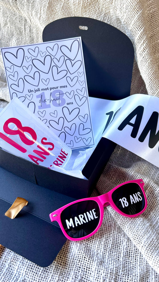 Un coffret unique avec plusieurs cadeaux personnalisés pour rendre la fête encore plus spéciale.