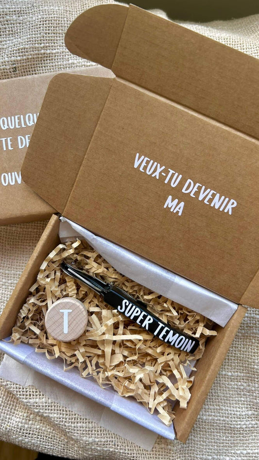 Coffret demande témoin personnalisé avec message pour poser la question mémorable.